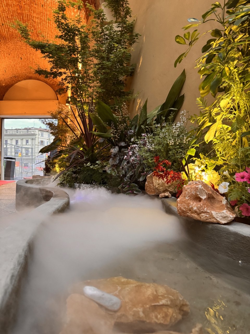 Giardino interno con nebbia e pietre