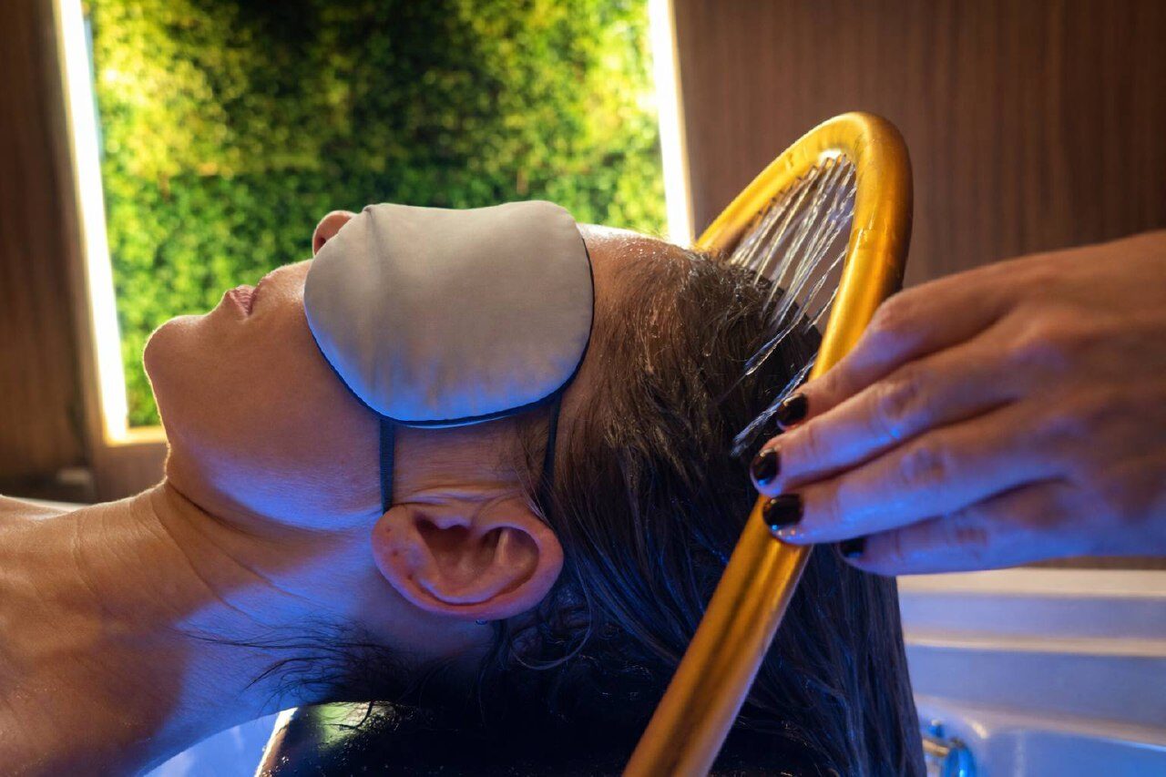 Trattamento detox della cute: mani esperte sciolgono la tensione del cuoio capelluto